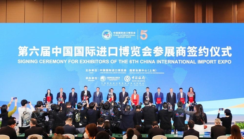 2022年11月6日，2022年中國國際進口博覽會參展商聯(lián)盟大會在上海舉行。這是在大會期間進行的第六屆進博會參展商簽約儀式。新華社記者 方喆 攝