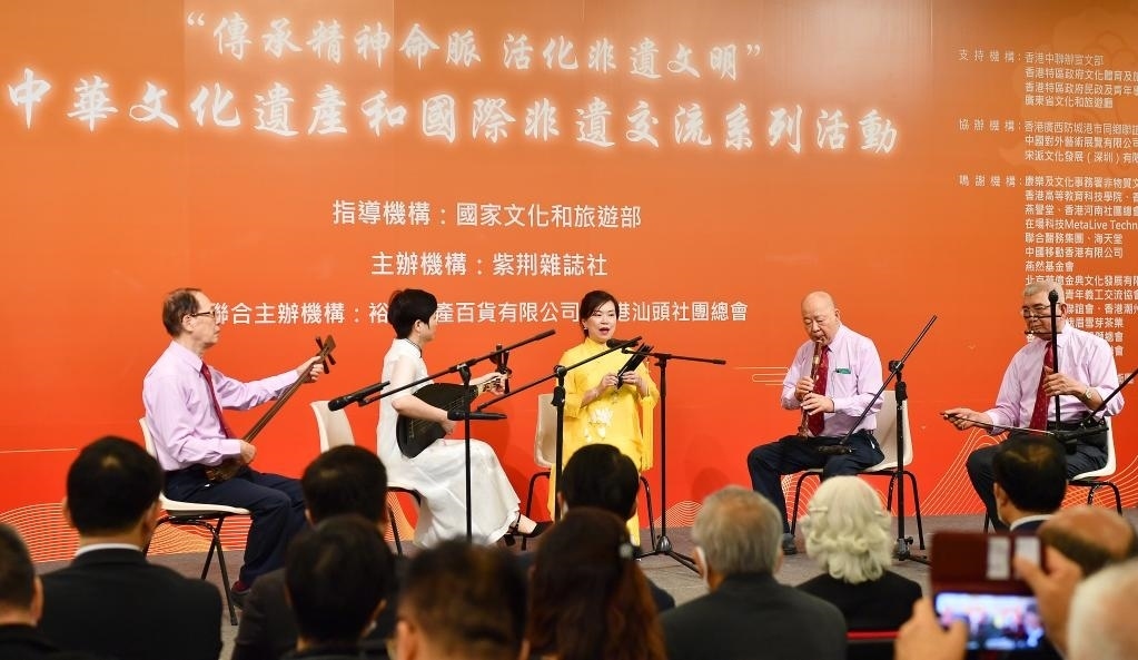 2022年11月23日，演員在“傳承精神命脈 活化非遺文明”中華文化遺產(chǎn)和國際非遺交流系列活動開幕式上表演非遺項目南音《滿空飛》。新華社記者 陳鐸 攝