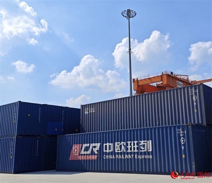 8月3日，中歐班列（中豫號(hào)）集裝箱在鄭州車站海關(guān)等候查驗(yàn)。人民網(wǎng) 崔譯戈攝
