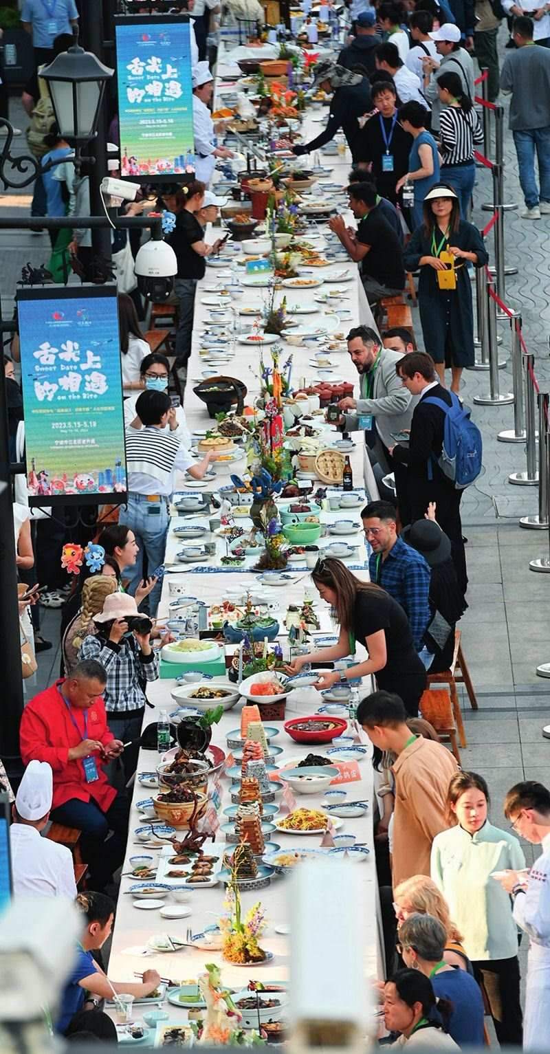 市民和游客在寧波舉辦的第三屆中國—中東歐國家博覽會暨國際消費品博覽會上品嘗融合中國和中東歐美食的長桌宴（2023年5月15日攝）。黃宗治攝/本刊