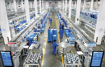 在位于浙江省臺州市的杰克科技股份有限公司，工作人員在裝配車間裝配縫紉機（2023年3月23日攝）。翁忻旸攝/本刊