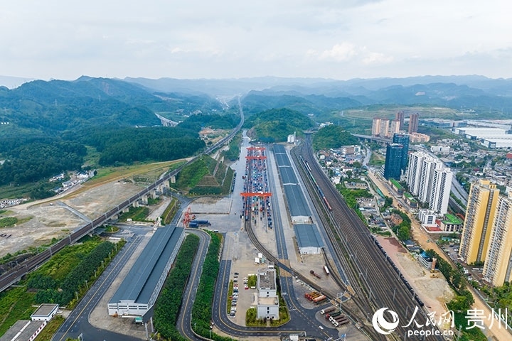 航拍貴陽國際陸港。人民網(wǎng)記者 涂敏攝