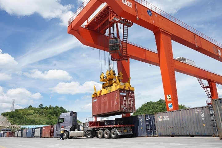 在貴陽國際陸港，正在作業(yè)的龍門吊。貴陽綜保區(qū)供圖