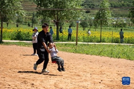 8月12日，游客在寧夏固原市涇源縣大灣鄉(xiāng)楊嶺村玩耍。新華社記者 李旭倫 攝