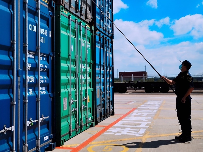 關(guān)員利用工業(yè)內(nèi)窺鏡檢查箱號、鎖號、封志情況。人民網(wǎng)記者 栗翹楚攝