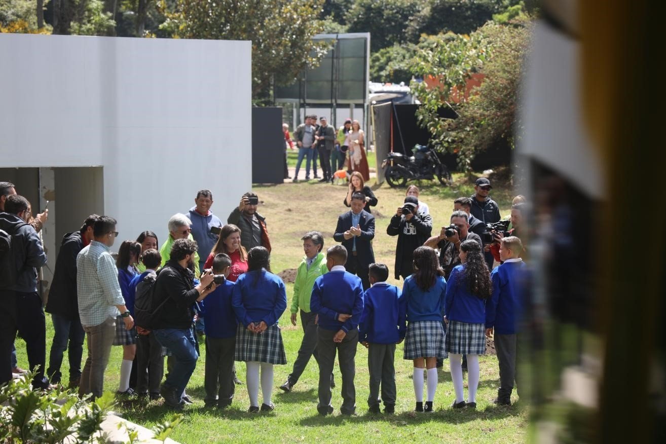 波哥大市長克勞迪婭·洛佩茲與參加活動的學(xué)生代表交流。中國港灣波哥大地鐵一號線項目供圖