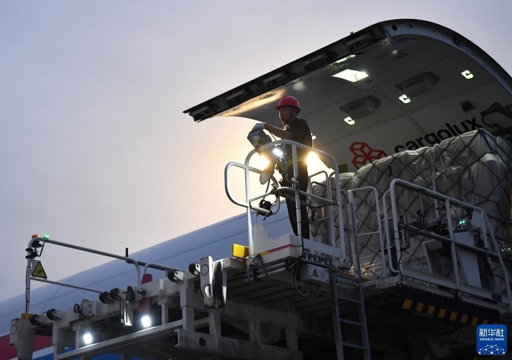 8月1日，工作人員在中國(guó)鄭州新鄭國(guó)際機(jī)場(chǎng)為一架盧森堡貨航貨機(jī)裝貨。新華社記者 李嘉南 攝