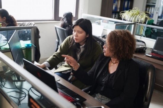 梅德哈妮（右）與中國同事討論設(shè)計(jì)方案。受訪對(duì)象供圖