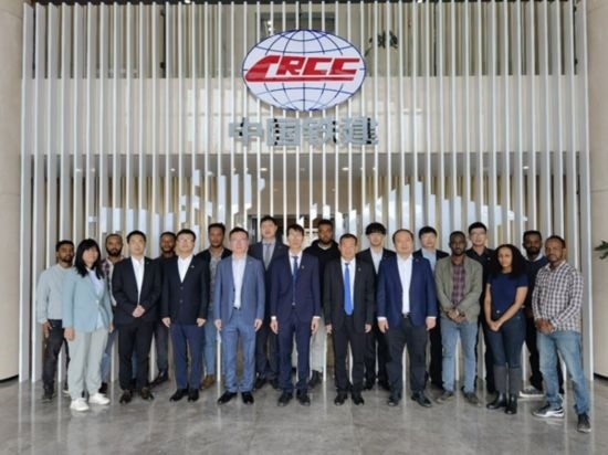 中國土木福州設(shè)計(jì)院埃塞分院團(tuán)隊(duì)合影。受訪對(duì)象供圖