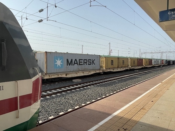 亞吉鐵路吉布提那噶德車站的貨運車廂。人民網記者 趙艷紅攝