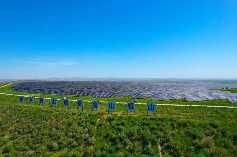 勝利能源露天礦排土場15.3萬千瓦光伏電站并網(wǎng)發(fā)電。受訪者供圖
