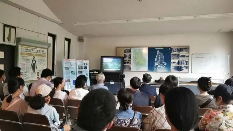 觀看日軍發(fā)動(dòng)毒氣戰(zhàn)的影像資料。中國駐大阪總領(lǐng)事館供圖