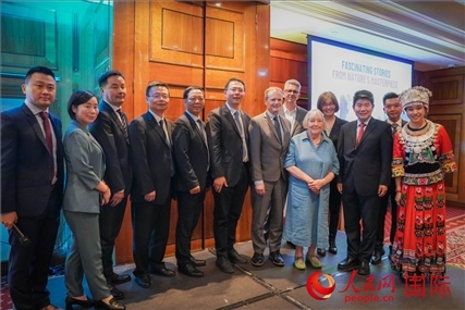 張家界文化旅游推介會部分嘉賓合影。人民網(wǎng) 郭錦標(biāo)攝