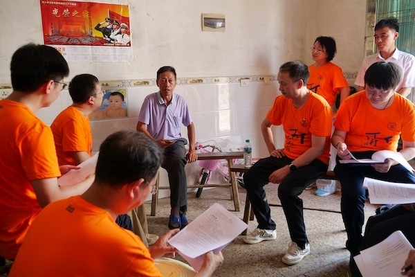 江西上饒“千村調(diào)查”分隊于余干縣上西源村入戶調(diào)查。校方供圖