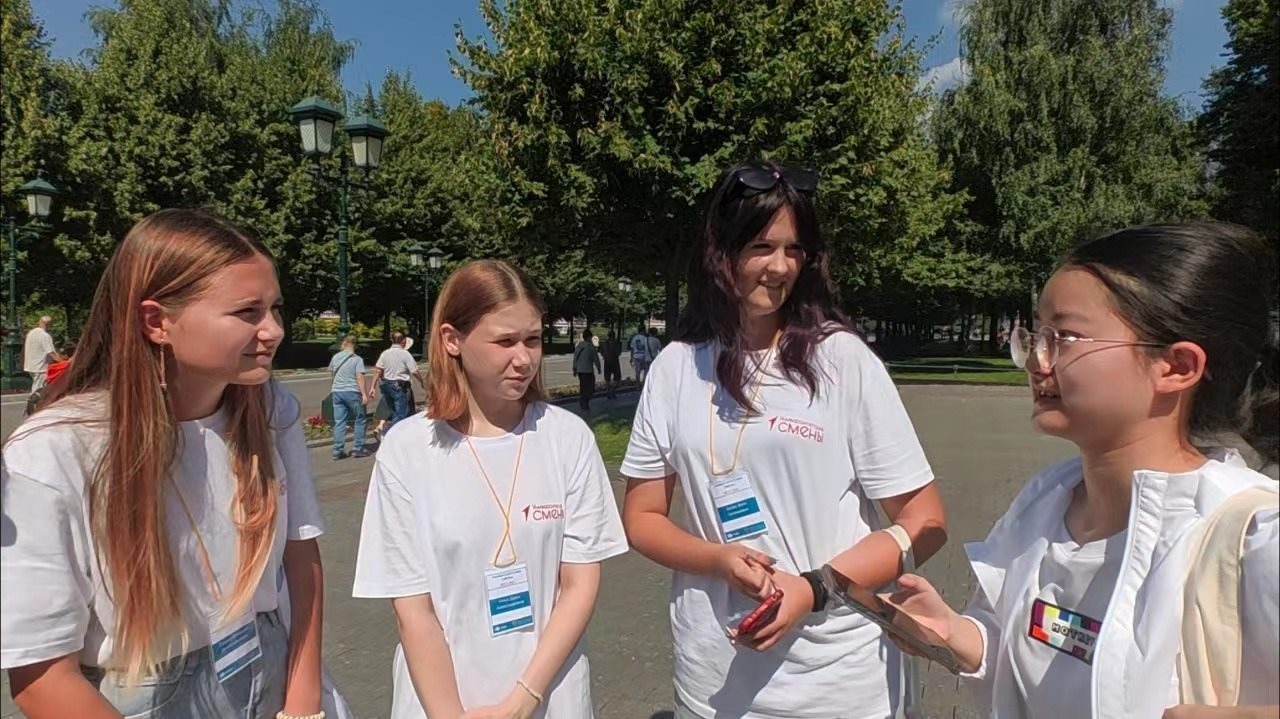 調(diào)研團(tuán)在街頭采訪。北京外國語大學(xué)供圖