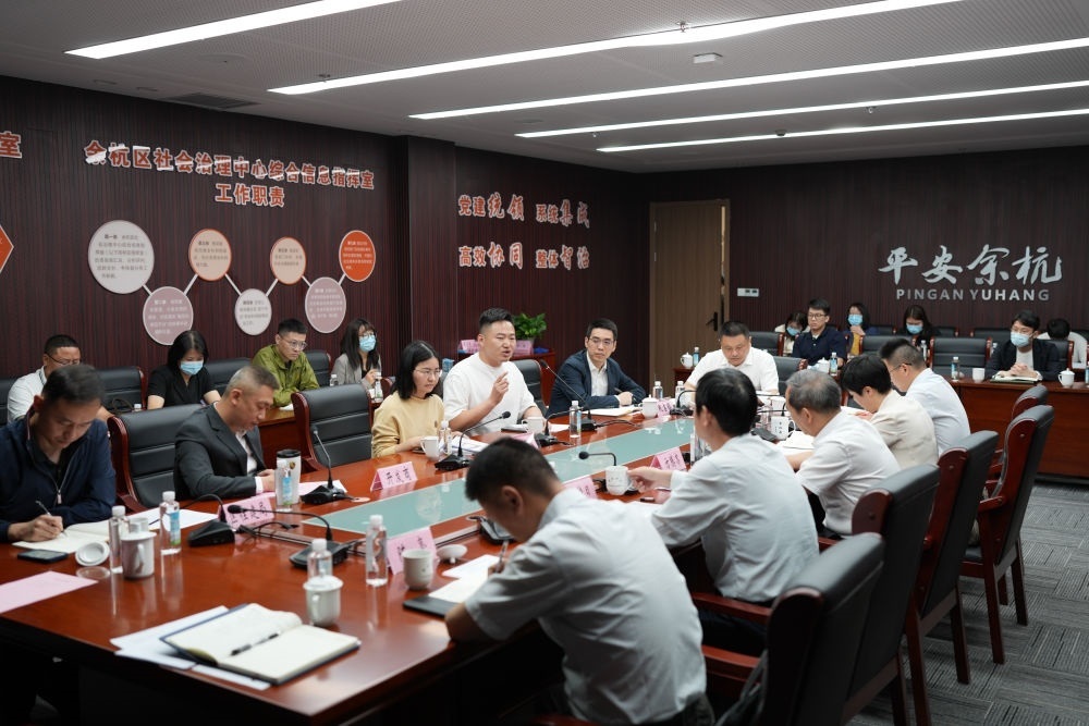 浙江省信訪局領導和相關領導組成的下訪團在杭州市余杭區(qū)社會治理中心接受群眾上訪（5月25日攝）。新華社記者 翁忻旸 攝