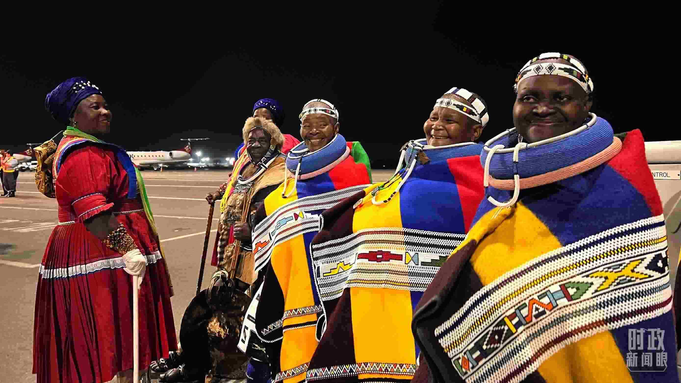 △身穿民族服裝的當?shù)孛癖姟＃偱_央視記者程鋮拍攝）