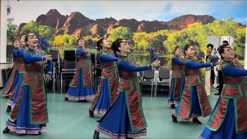 臨潢家園社區(qū)居民在烏蘭牧騎排練廳編排舞蹈。人民網(wǎng)記者 金洪花攝