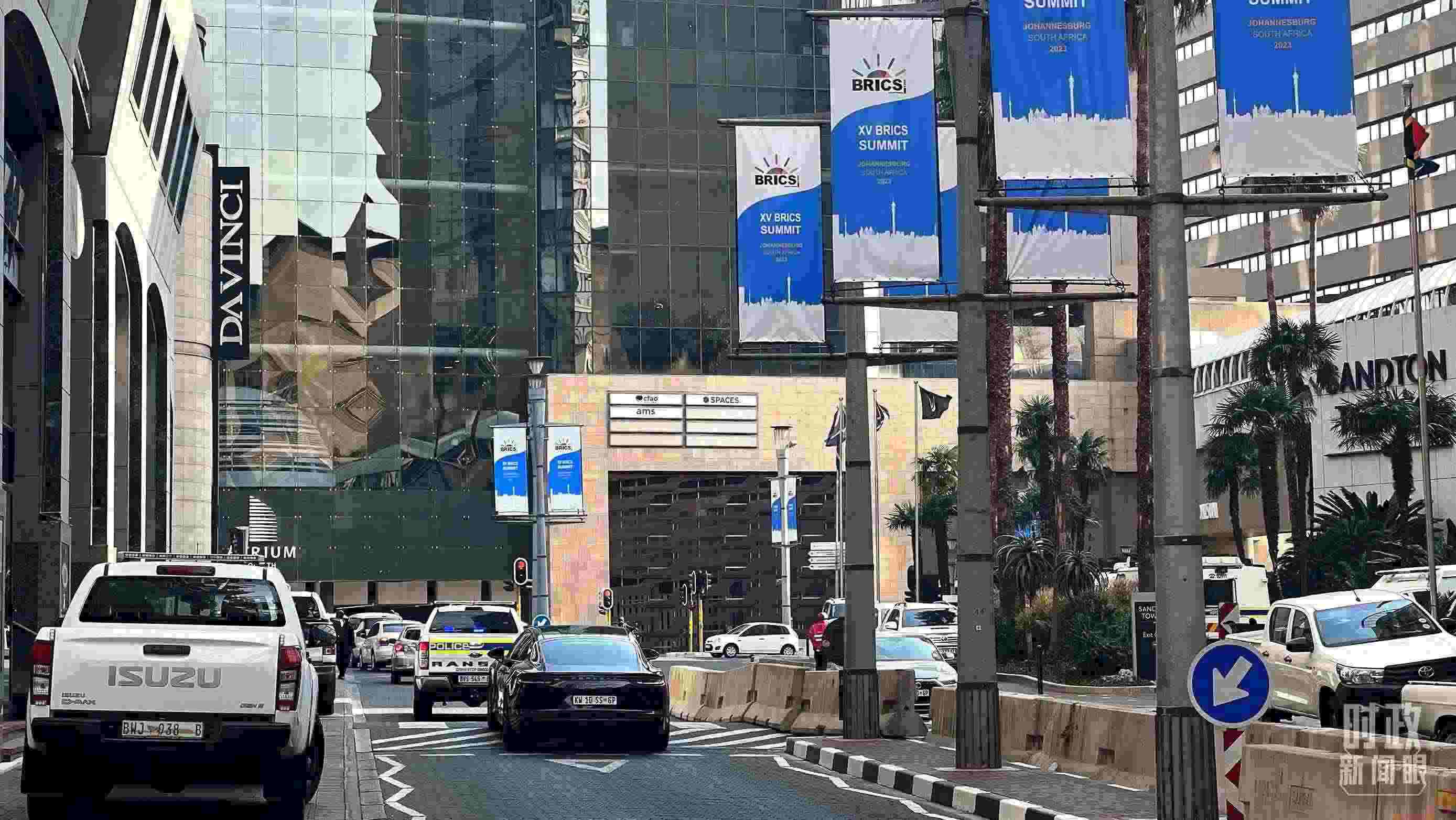 △約翰內(nèi)斯堡街頭的金磚元素。（總臺(tái)央視記者程鋮拍攝）