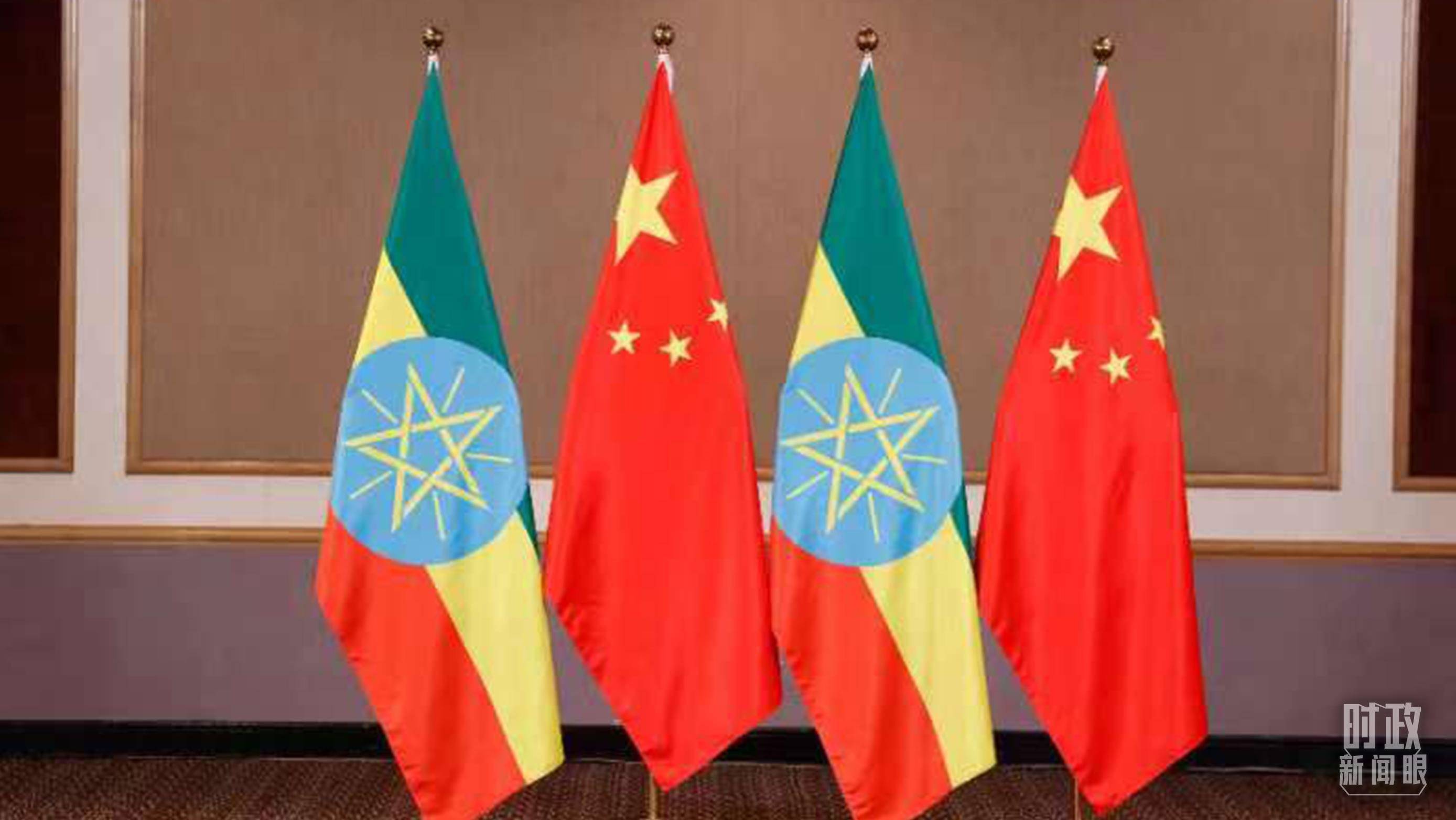 △會(huì)見(jiàn)現(xiàn)場(chǎng)的中國(guó)、埃塞兩國(guó)國(guó)旗。（總臺(tái)央視記者耿小龍拍攝）