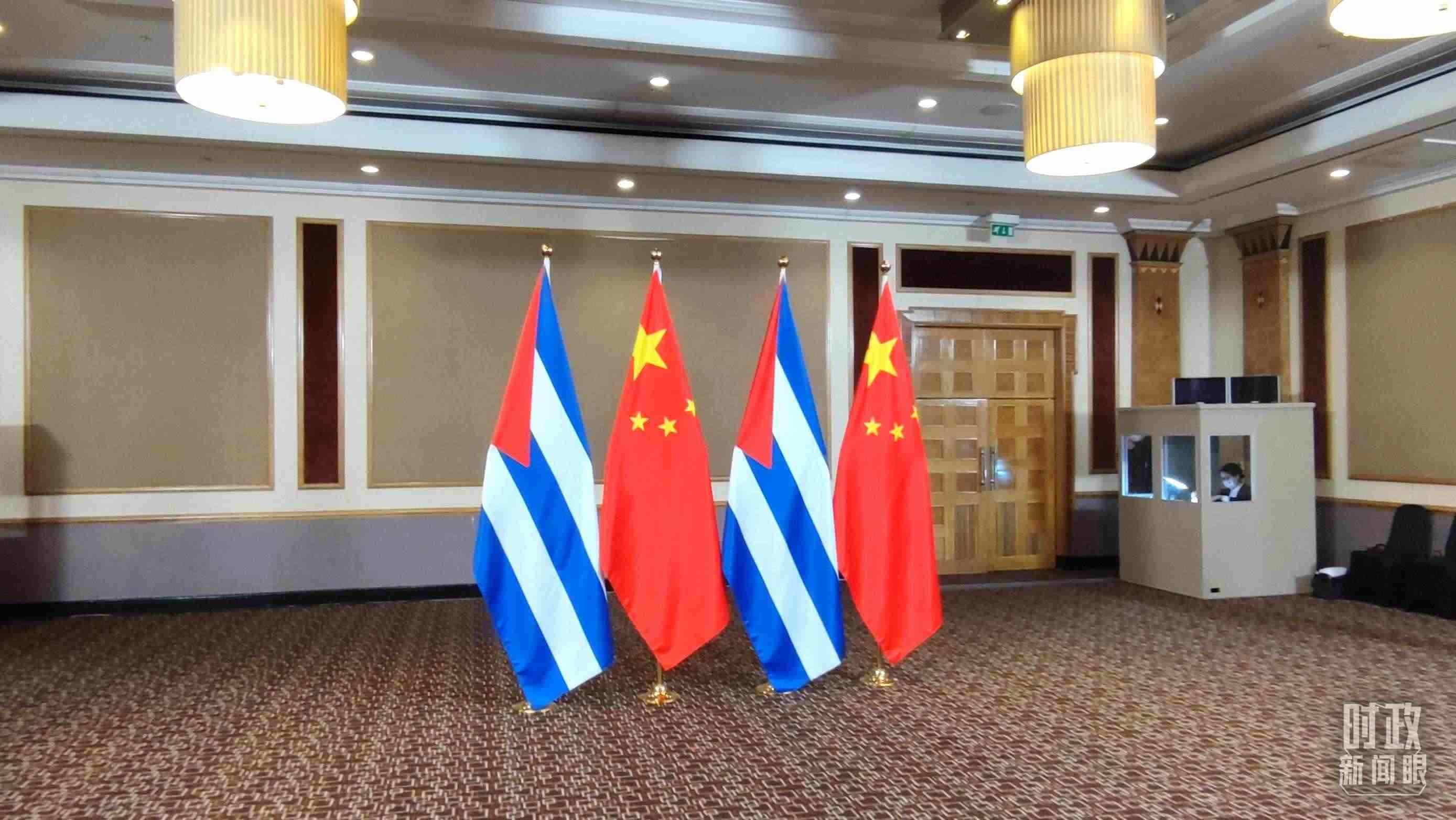 △會(huì)見(jiàn)現(xiàn)場(chǎng)的中古兩國(guó)國(guó)旗。（總臺(tái)央視記者耿小龍拍攝）