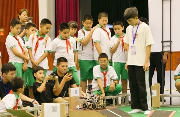 青少年學(xué)生現(xiàn)場觀看比賽。北京工商大學(xué)供圖