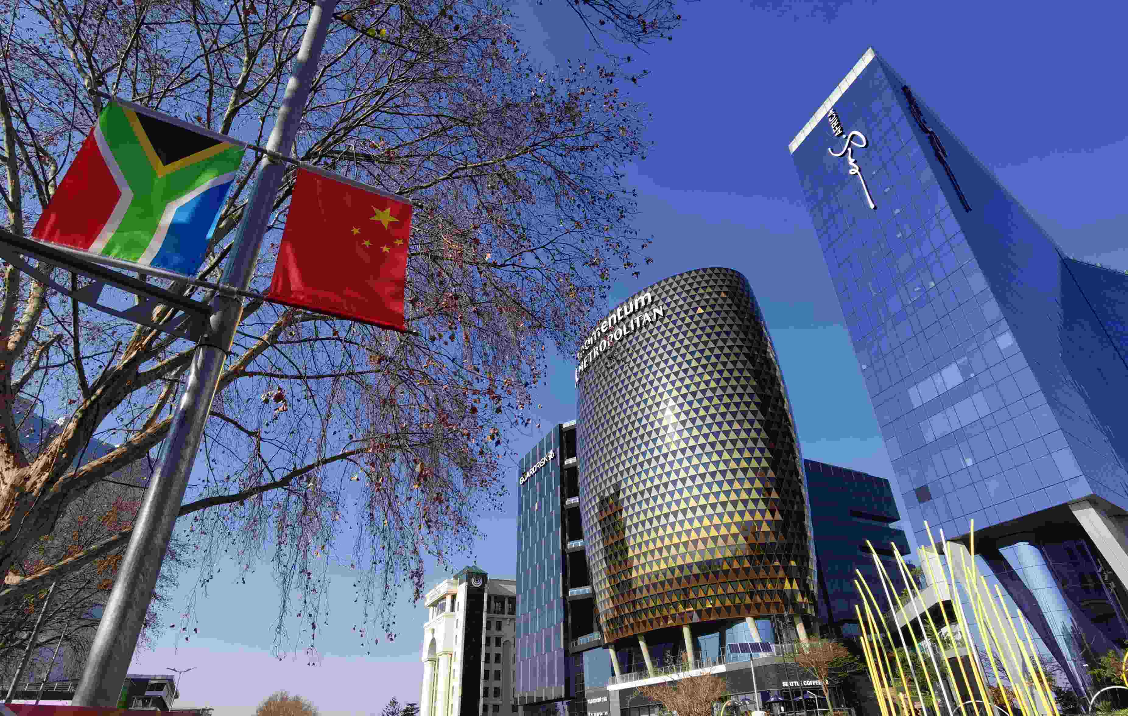 南非約翰內(nèi)斯堡街頭懸掛著中國(guó)和南非兩國(guó)國(guó)旗