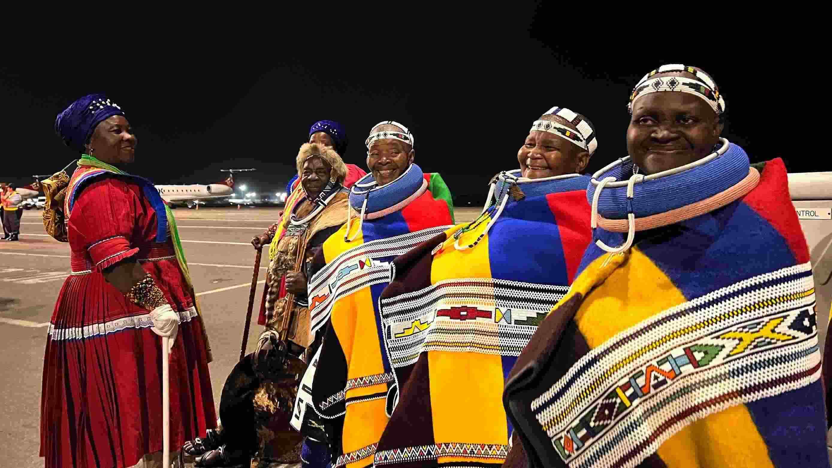 當(dāng)?shù)貢r(shí)間2023年8月21日晚，習(xí)近平主席乘坐的專機(jī)抵達(dá)南非約翰內(nèi)斯堡坦博國(guó)際機(jī)場(chǎng)，這是身穿民族服飾迎接的當(dāng)?shù)厝罕姟? width=