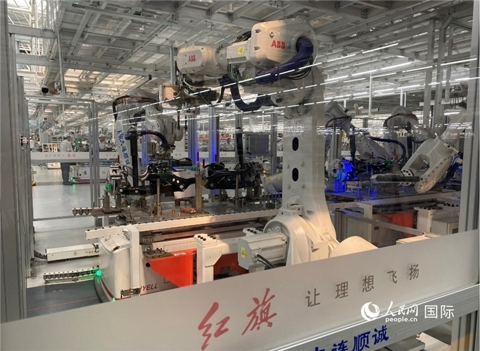 一汽—紅旗繁榮工廠內(nèi)的智能機器人。人民網(wǎng) 宋歌攝
