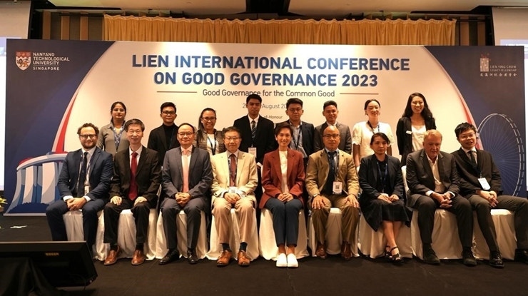 與會嘉賓和新書的編者及章節(jié)作者合影。新加坡南洋理工大學供圖