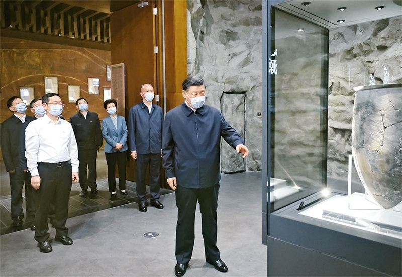 2023年6月2日，中共中央總書記、國家主席、中央軍委主席習(xí)近平在北京出席文化傳承發(fā)展座談會并發(fā)表重要講話。這是座談會前，習(xí)近平2日下午在中國歷史研究院考察。 新華社記者 鞠鵬/攝