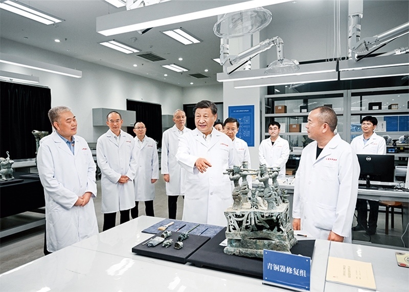 2023年7月25日至27日，中共中央總書記、國家主席、中央軍委主席習(xí)近平在四川考察。這是26日下午，習(xí)近平在位于德陽市廣漢市的三星堆博物館文物保護(hù)與修復(fù)館，同現(xiàn)場工作人員親切交流。 新華社記者 謝環(huán)馳/攝