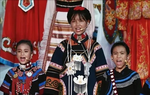 △今年7月，在成都大運(yùn)會開幕式上，從大山深處走來的孩子們，自信地站在舞臺中央，以歌聲表達(dá)對未來的憧憬。