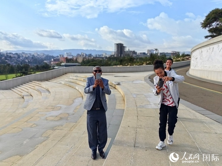亞的斯亞貝巴友誼廣場的游客與人民網(wǎng)記者互動。人民網(wǎng)記者 陳星星攝