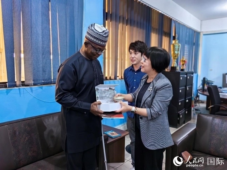人民網(wǎng)監(jiān)事會主席唐維紅（右一）帶隊訪問尼日利亞通訊社，與該社總裁布克·龐勒（左一）交流。人民網(wǎng)記者 陳星星攝