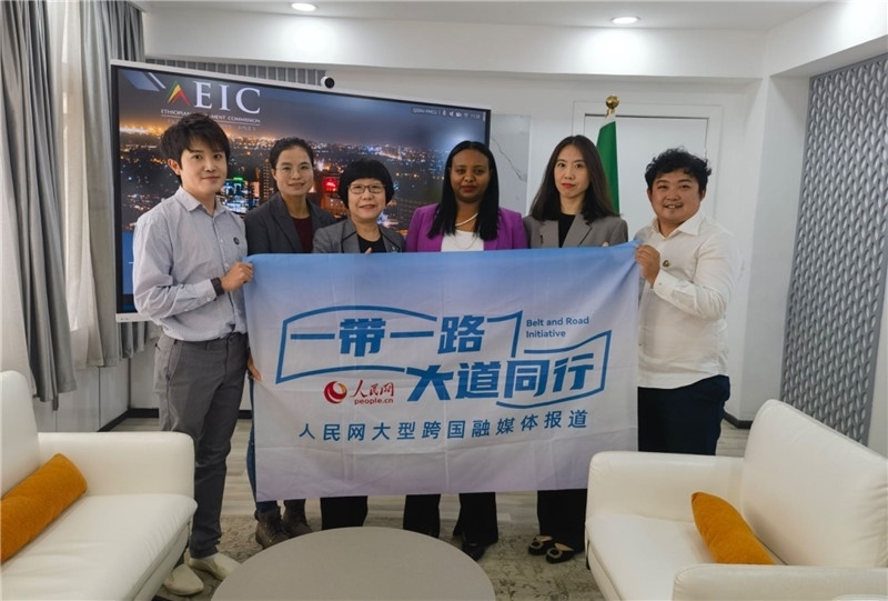 埃塞俄比亞投資委主任萊利斯（右三）、萬巧云（左二）與人民網(wǎng)記者合影。