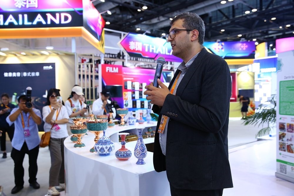 9月1日，參展商在國(guó)家會(huì)議中心向媒體記者介紹展臺(tái)信息。新華社記者 孫瑋彤 攝