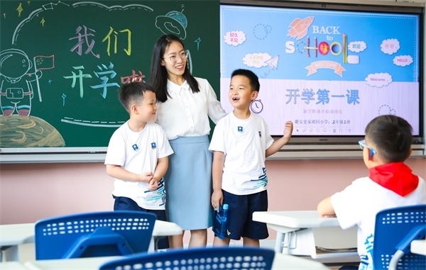 8月30日，雄安史家胡同小學(xué)學(xué)生體驗(yàn)學(xué)校生活。