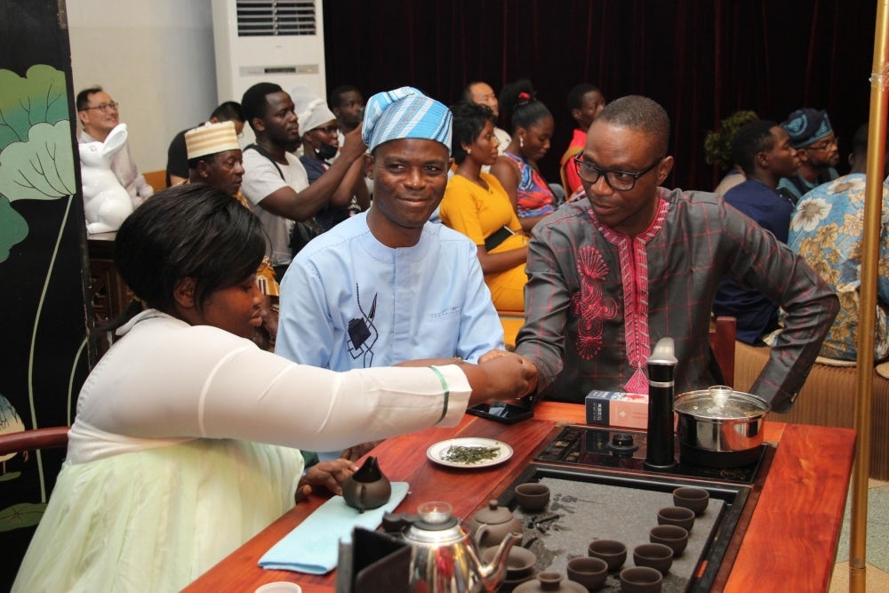 人們在貝寧科托努貝寧中國文化中心“茶和天下·雅集——青島有禮”文化交流活動上品茶。