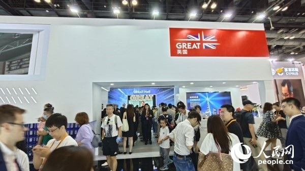 9月3日，英國館吸引參展觀眾駐足。人民網(wǎng)記者 趙雯博攝