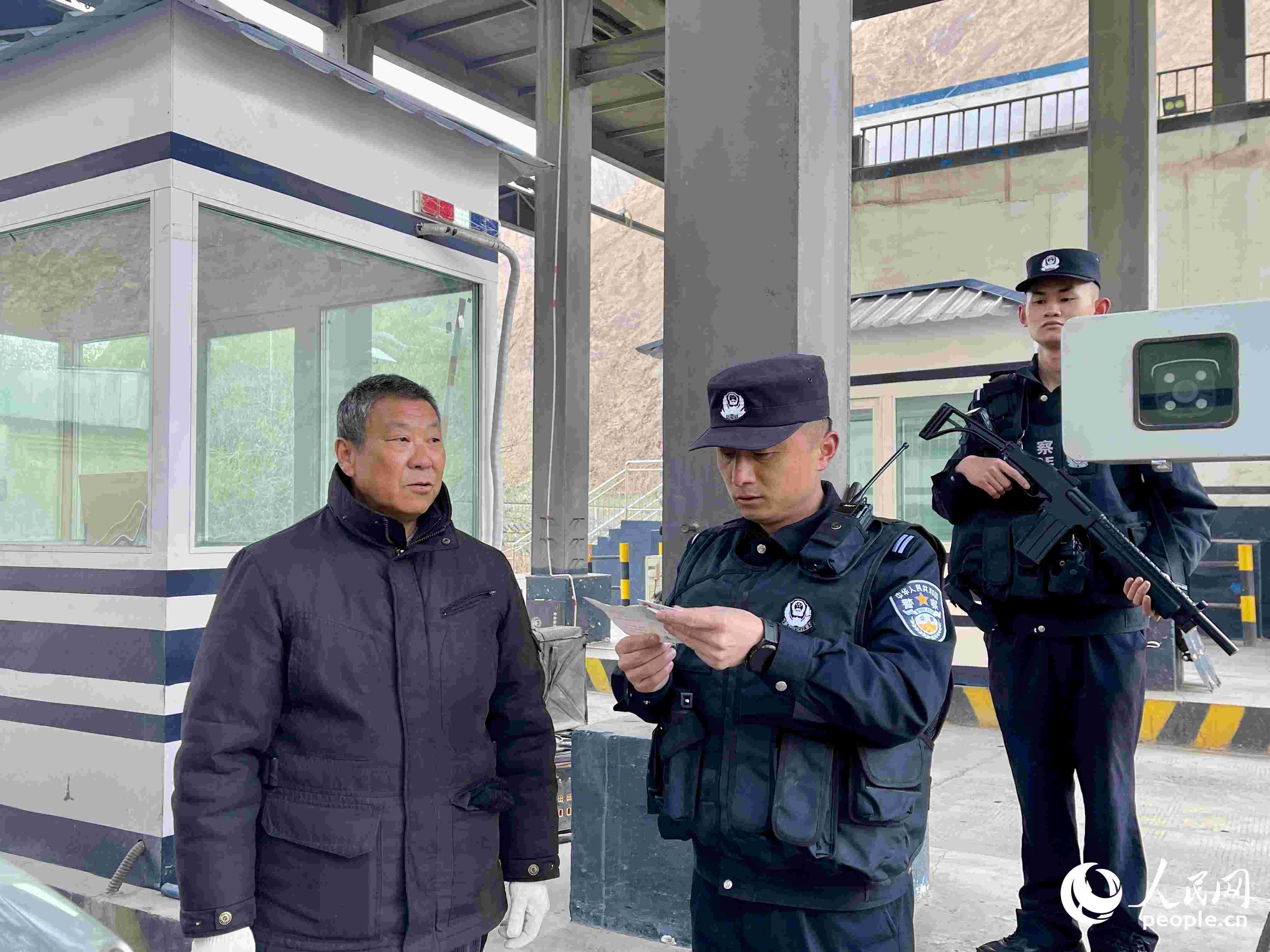 2023年5月10日，在庫地邊境檢查站，陳暢核對(duì)進(jìn)出邊境管理區(qū)人員信息。人民網(wǎng) 周靜圓攝