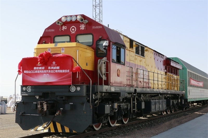 阿拉山口口岸首列東風(fēng)汽車(chē)出口專(zhuān)列發(fā)車(chē)。 博州融媒體中心供圖