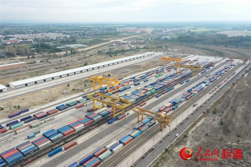 8月8日，在霍爾果斯口岸換裝廠(chǎng)區(qū)，工人正在進(jìn)行吊箱作業(yè)。 人民網(wǎng)記者 張力洋攝