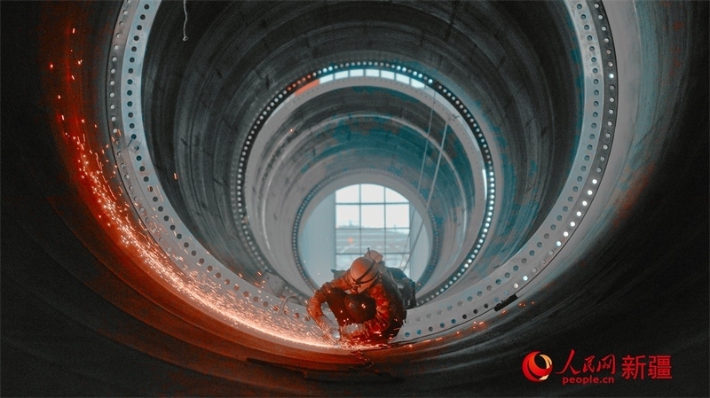 中國(guó)水利水電四局（塔城）裝備制造基地，工人們正在開(kāi)展作業(yè)。 人民網(wǎng) 李欣洋攝