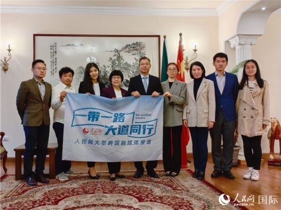 胡長(zhǎng)春大使、駐非盟使團(tuán)工作人員與人民網(wǎng)記者合影。