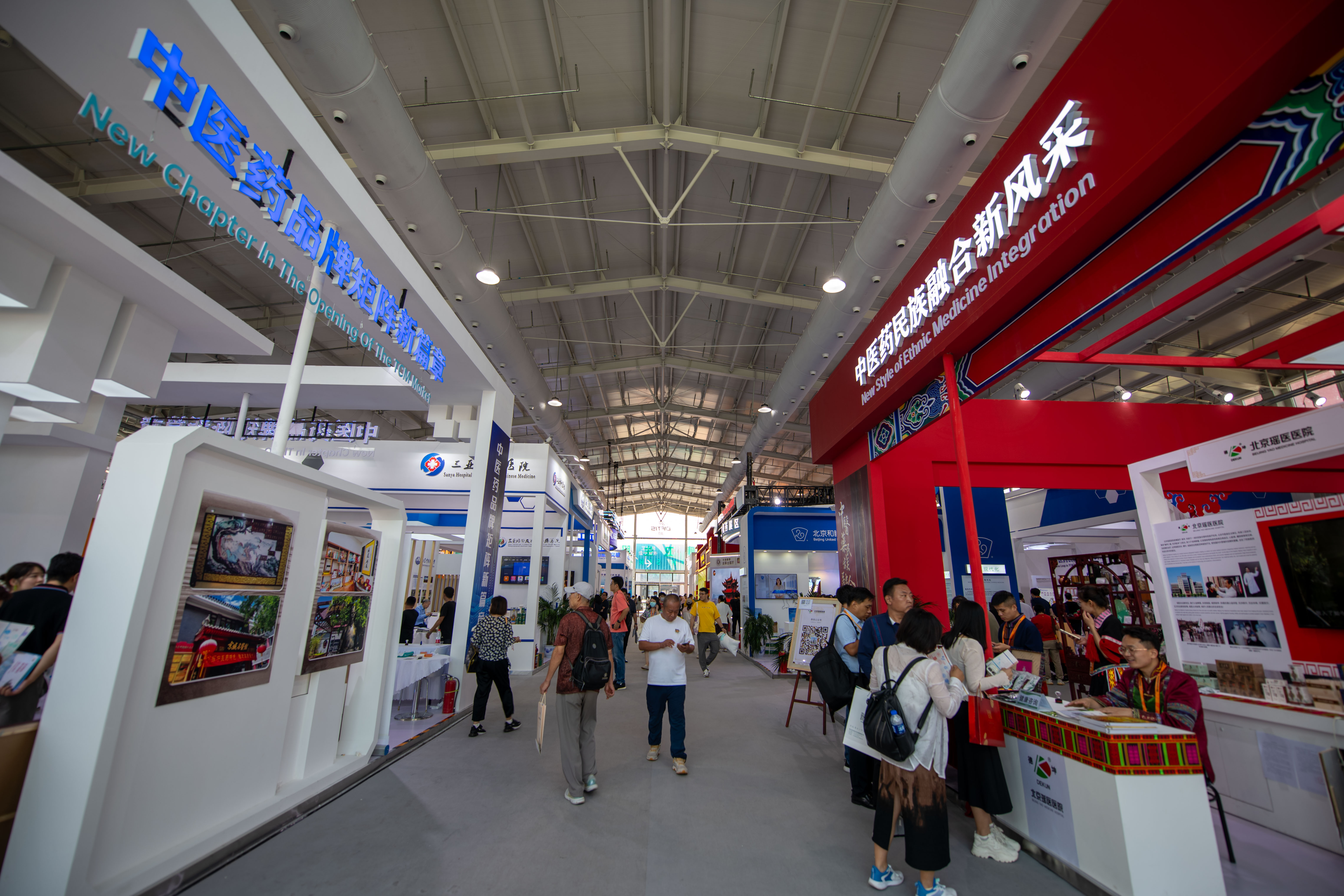 在位于首鋼園的健康衛(wèi)生服務(wù)展區(qū)，觀眾正在參觀。人民網(wǎng)記者 翁奇羽攝