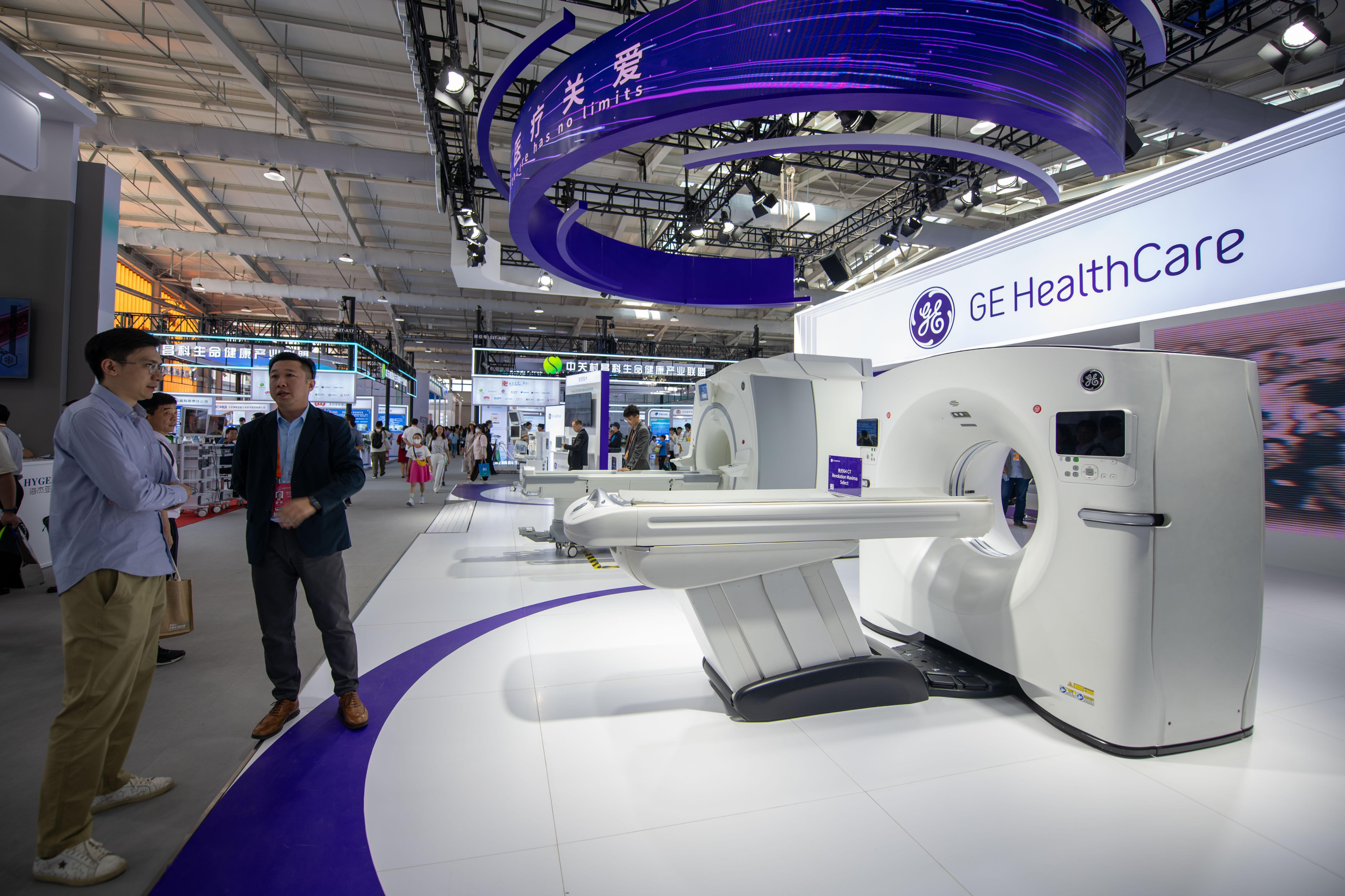9月3日，在位于首鋼園的健康衛(wèi)生服務(wù)展區(qū)，觀眾正在參觀GE展臺(tái)。人民網(wǎng)記者 翁奇羽攝