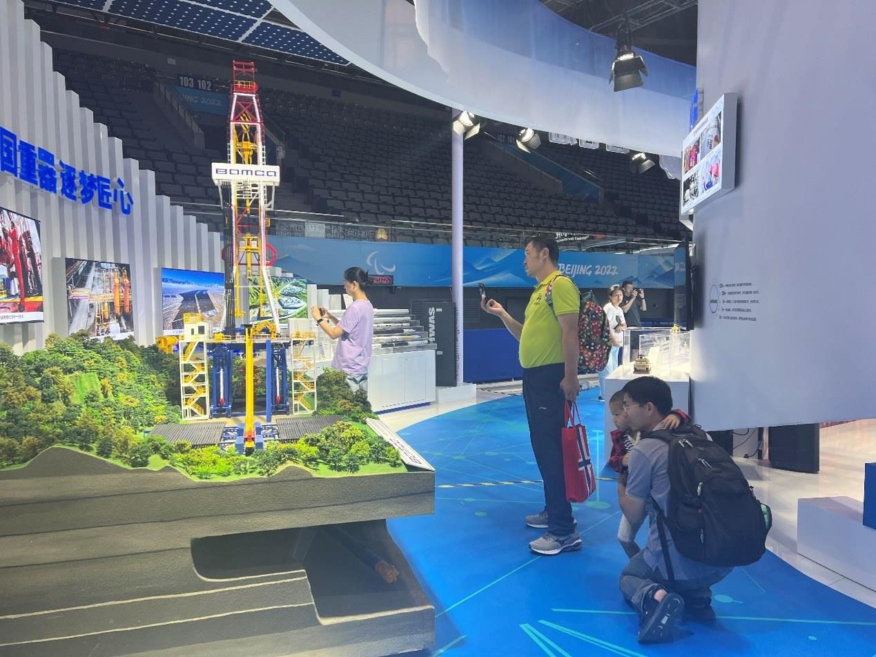 觀展群眾在國(guó)家體育館環(huán)境服務(wù)展區(qū)。人民網(wǎng) 歐陽(yáng)易佳攝