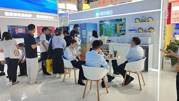 銀行機(jī)構(gòu)“勞動者港灣”的服務(wù)理念，吸引觀展群眾上前咨詢。人民網(wǎng)記者 李彤?dāng)z