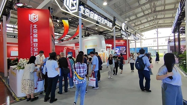 金融安全、投資者教育是金融服務(wù)展區(qū)知識科普的重要展示環(huán)節(jié)。人民網(wǎng)記者 李彤?dāng)z